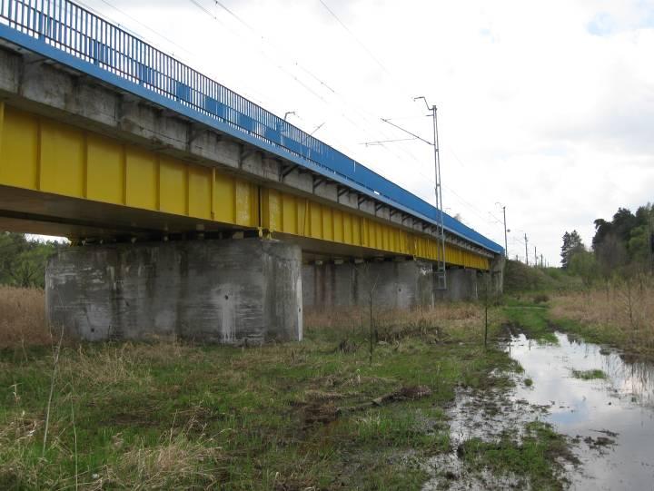 górnej warstwy betonu ochronnego izolacji płyty wynosiła h n =0.87 m i była większa od wymaganej 0.75 m. Na rysunku 2 pokazano widok ogólny mostu przed przebudową. Rys 2.