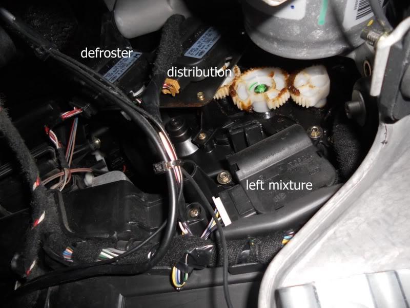 Na zdjęciu poniżej umiejscowienie poszczególnych aktywatorów widok od dołu, od strony kierowcy: Nas interesuje "Defroster". Na początek odłączamy jego zasilanie. Aby wyjąć wtyczkę wciskamy zatrzask.