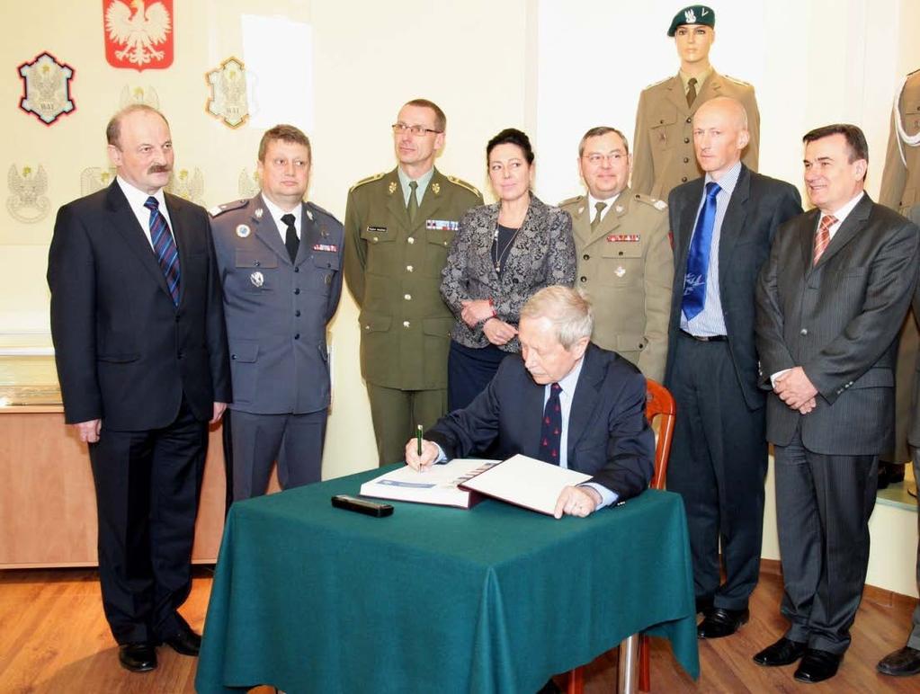 O ile wpisujący przygotował i przesłał wcześniej tekst do wpisu to zamieszczamy go na stronie. Na otwartej Księdze wykładamy pióro lub długopis.