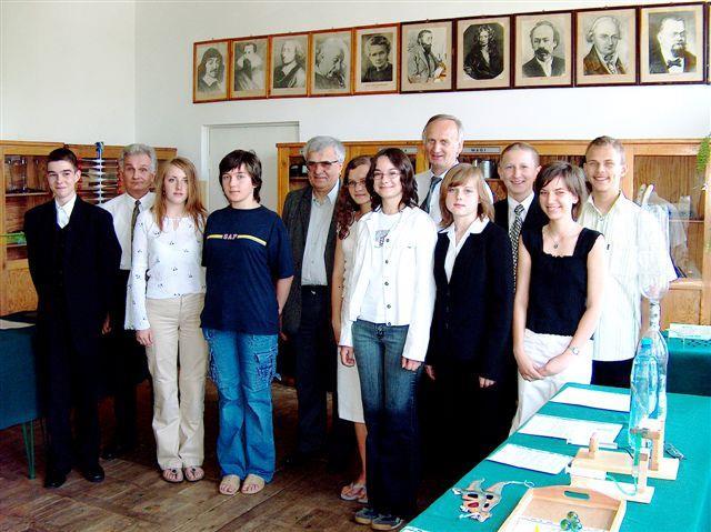 Krzysztof Orwat) Fot. 2. Pani mgr Maria Rygiel, nauczycielka fizyki, objaśnia demonstracje z ruchu falowego (od prawej: M.