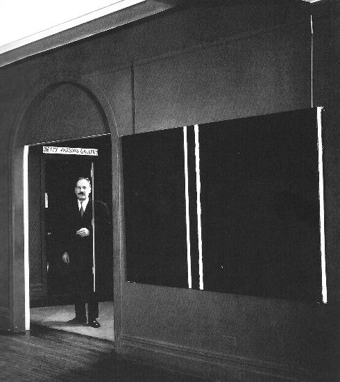 Artysta jako widz. Studium dwóch przypadków 65 Fot. 4. Aaron Siskind, Newman w galerii Betty Parsons (fragment) Źródło: J. Lewison, Looking at Barnett Newman, Londyn 2002.