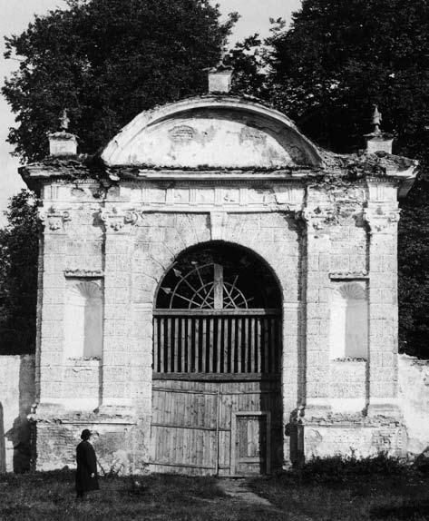 Parkas ir jo statiniai 1718 m., 1795 m., 1808 m. ir 1829 m. inventoriuose bei 2010 m. 30 3. Sapiegų parko vartų vaizdas iš Antakalnio gatvės apie 1900 m.