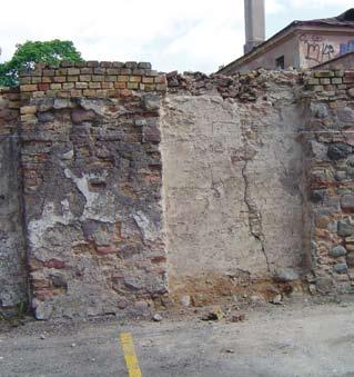 8. Šiaurinės parko sienos fragmentas iki restauracijos, Evaldo Purlio nuotrauka, 2006 Abiejuose XVIII a.
