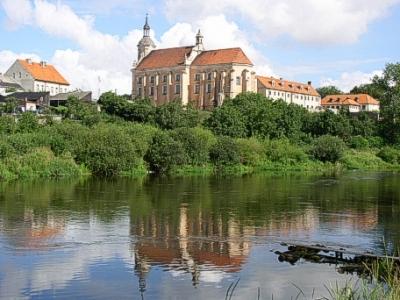 Panorama miasta Pyzdry W miejscowości tej można zwiedzić kościoły: farny oraz