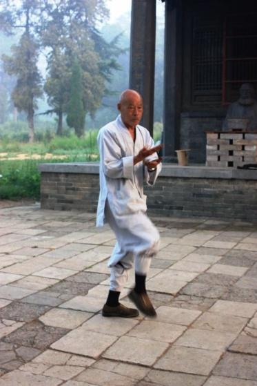 Według mnicha Shi Yan Zhuang: Akcja składa się z trzech części, które należy wykonać jednocześnie: Część pierwsza: Obróć się w lewo o 135 stopni, wykonaj lewą nogą krok w tył, po czym unieś lewą nogę.