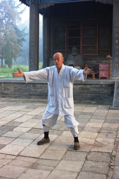 21 fot. 51. fot.52. fot.53. fot. 54. fot. 55. fot. : Mnich Shi De Lin w kolejnych ruchach tworzących akcję: Wykonaj kopnięcie i odsuń rękę. 2.
