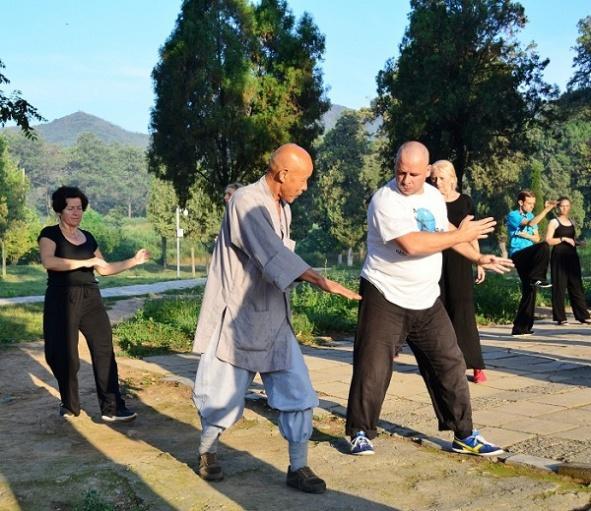 3 fot.4. fot.5. fot.2, fot.3, fot.4, fot.5: Nauka Shaolin Rou Quan Er Lu od mnicha Shi De Lin przed pawilonem Yugong, w sąsiedztwie klasztoru Shaolin. ( fot. Maciej Manowski, sierpień 2014 r.