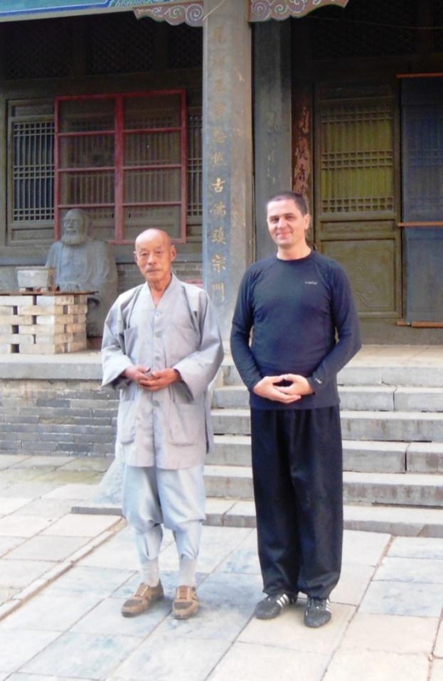 5 fot. 6. fot. 6. Mnich Shi De Lin oraz autor artykułu przed pawilonem Yugong. (fot. ze zbioru autora, 2014 r.