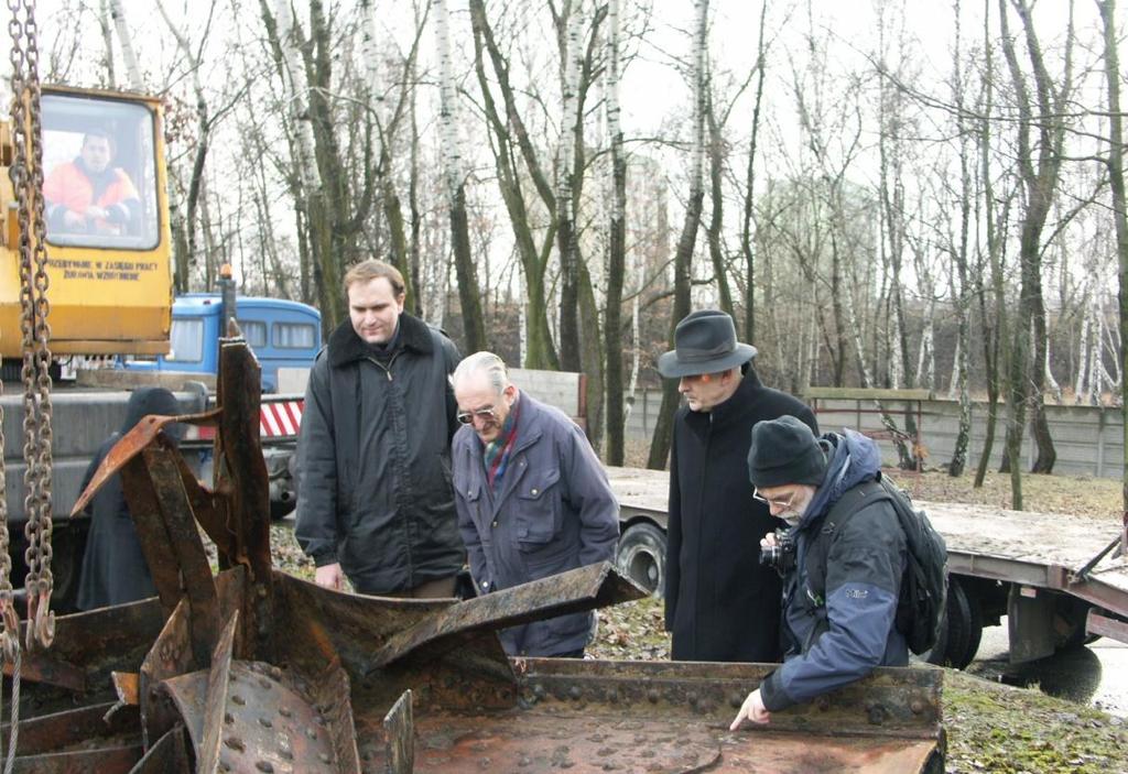 nitowanym węźle. Końcówki słupków i krzyżulców noszą ślady zniszczenia przez zastosowanie materiałów wybuchowych. Rys. 3.