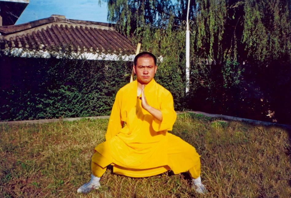 13 fot.6. fot 6: Mistrz Shi De Qi praktykujący formę Shaolin Da Mo Zhang na terenie Centrum Treningowego Sztuk Walki Klasztoru Shaolin. (fot. autor.