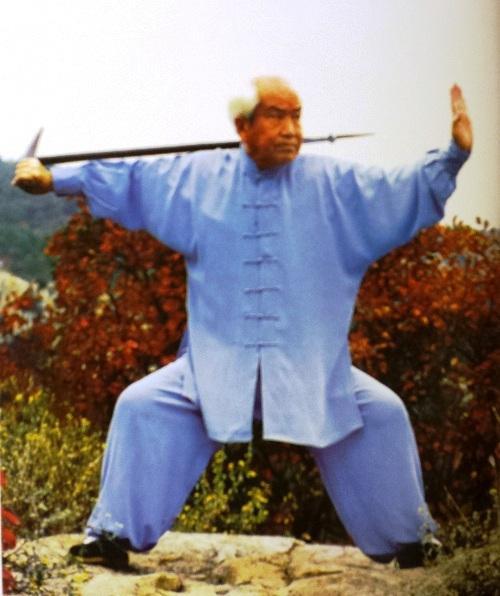 2. fot.3. fot.2: Obecny przeor klasztoru Shaolin mnich Shi Yong Xin w trakcie praktyki sztuki walki z Da Mo Zhang.