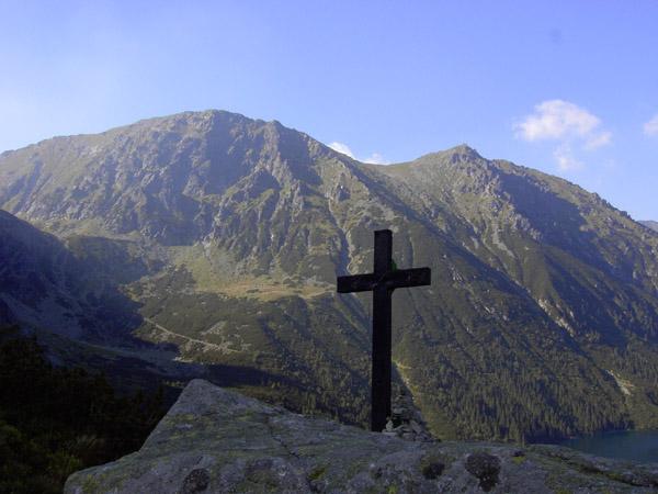 Mięguszowieckie Szczyty. Bezpośrednio ponad stawem wznosi się przewieszone urwisko Kazalnicy Mięguszowieckiej, a w dole połyskuje Morskie Oko.