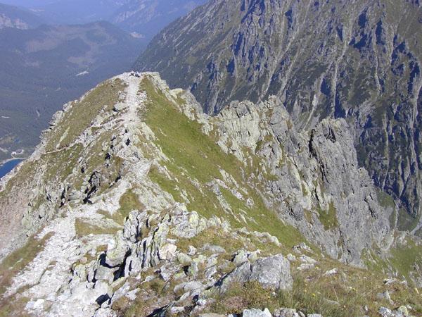 jest najwyższym z 3 pięter kotłów polodowcowych. Wcina się on między grzędy Mięguszowieckich Szczytów - Wielkiego i Czarnego, do stóp Pośredniego.