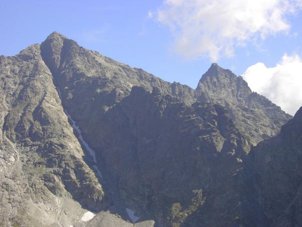 W kierunku Czarnego Stawu Kazalnica opada urwistą, pionową ścianą, ok. 600 m wysoką. ściana ta poniżej tafli Czarnego Stawu jest nawet w paru miejscach przewieszona.