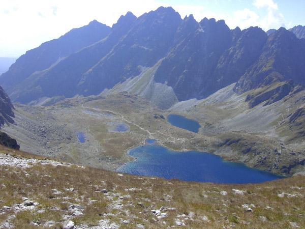 - leży pomiędzy dwoma wierzchołkami Mięguszowieckich Szczytów: Czarnym (2410m) i Pośre dnim (2393m).