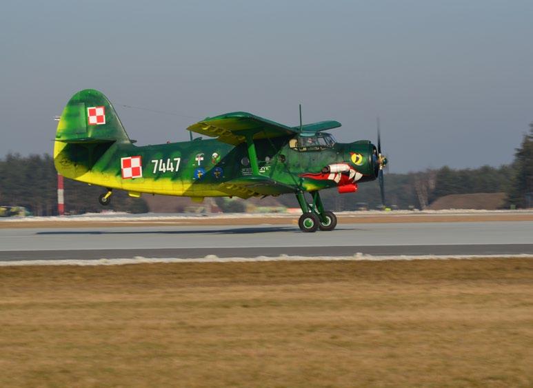Samolot jako jeden z nielicznych w Wojsku Polskim posiada okolicznościowe malowanie zaprojektowane i wykonane w 2008 roku przez Marka Radomskiego z Muzeum Lotnictwa Polskiego.