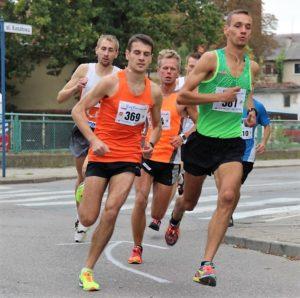 główny na dystansie 10 km. Od samego startu mocne tempo narzucili Marek Kowalski, Yury Kaptserau, Mateusz Niemczyk i Damian Kabat. Ten ostatni od 6 kilometra nie miał już konkurencji i biegł sam.