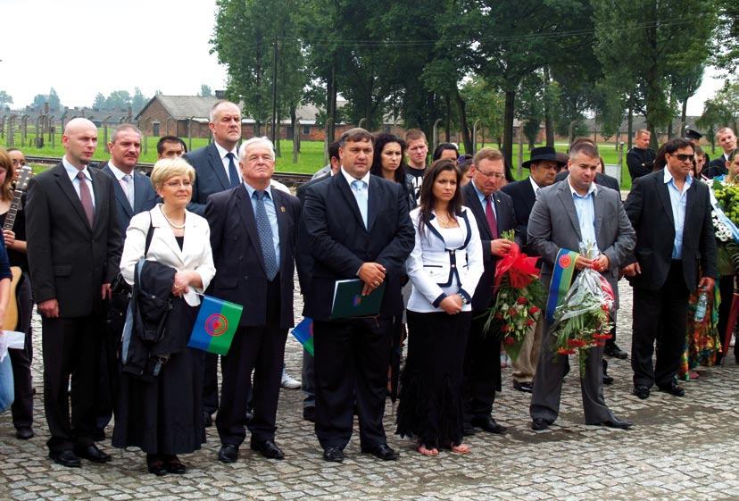 Dzień Pamięci o Zagładzie Romów W dniach 1 i 2 sierpnia 2011 r. w Krakowie i Oświęcimiu odbyły się uroczyste obchody Dnia Pamięci o Zagładzie Romów i Sinti.