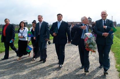 wojny światowej. To zwolennicy zbrodniczej ideologii nazistowskiej dokonali tej tragedii wobec naszych romskich braci i sióstr.