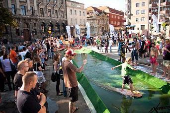 Muzyka i street art. Koncerty klubowe oraz plenerowe w plażowej otoczce.