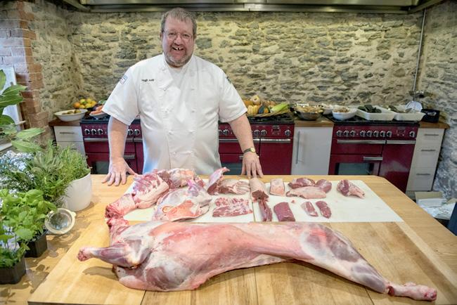 ELEMENTY MIĘSA JAGNIĘCEGO MASTER BUTCHER Z ROZEBRANĄ TUSZĄ Sposób rozbioru jagnięciny w Wielkiej Brytanii ewoluował przez stulecia, odzwierciedlając zmieniające się sposoby przyrządzania tego mięsa i