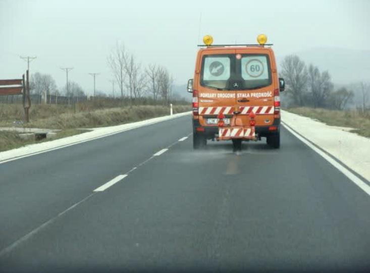 Badanie i ocena właściwości przeciwpoślizgowych nawierzchni Co ma wpływ na wyniki badania?