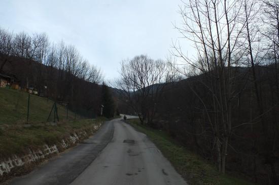 autobusowej Tuż po opuszczeniu głównej szosy zobaczymy drogowskaz informujący nas o miejscu w którym się znajdujemy - Międzybrodzie Żywieckie III i podającym