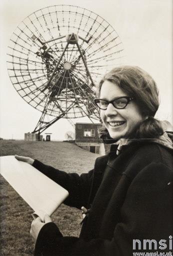 Odkrycie pulsarów W 1967 w Instytucie Astronomii Uniwersytetu w Cambridge prof. Hewish zajmował się błyskami źródeł promieniowania radiowego.
