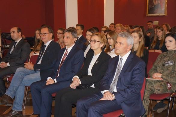 szkole miała miejsce uroczystość wręczenia listów gratulacyjnych uczniom wyróżnionym przez Prezesa Rady