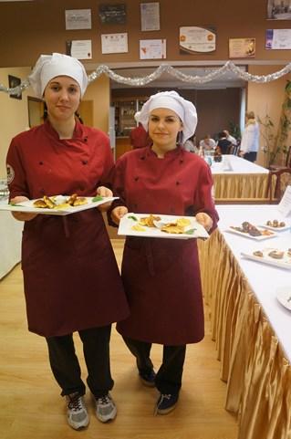 W zmaganiach konkursowych wzięło udział osiemnastu uczniów z klas gastronomicznych, którzy pracowali w zespołach dwuosobowych.