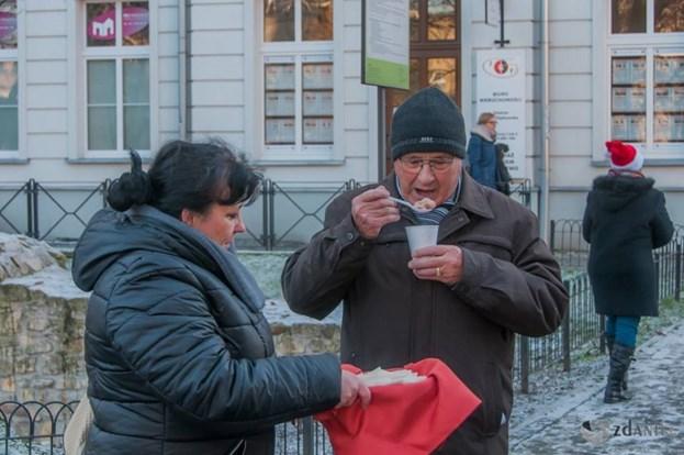 Zawodowego i Ustawicznego w mikołajkowych czapkach, wraz z proboszczem parafii Podwyższenia św.