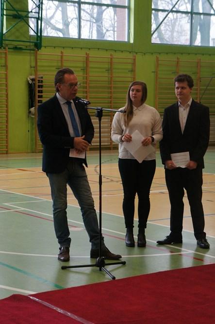 Wszystkie klasy wraz z nauczycielami zebrały się w hali sportowej, aby