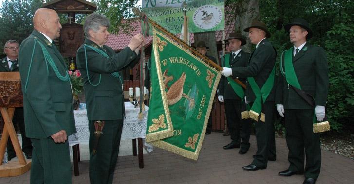 Huberta, tuż przy pomniku poległych partyzantów, licznie przybyłych gości powitali Krzysztof Twardziak - prezes koła i Tadeusz Staniaszek - łowczy.