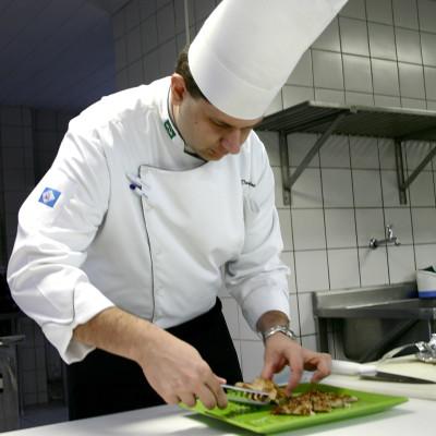Kucharz W zakładach gastronomicznych kucharz przyjmuje surowce żywnościowe i zabezpiecza je przed zepsuciem, w odpowiedni sposób je magazynuje lub utrwalając.