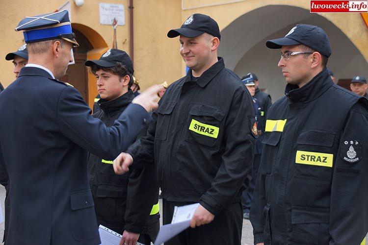 Rafał Sobczak Tomasz Alefierowicz Maciej Grabowicz Zaświadczenia ukończenia kursu strażakom wręczył st. bryg.