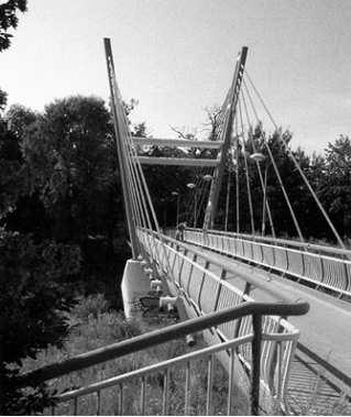 4. Footbridges Many interesting footbridges have recently been erected in city centres, commercial centres and