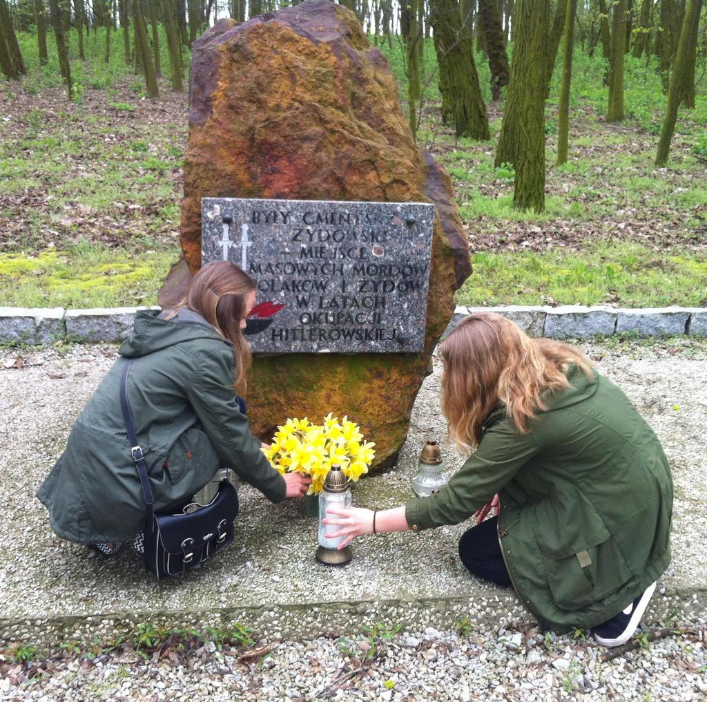 Sprzątanie cmentarza żydowskiego, akcji Żonkile może towarzyszyć działanie mające na celu uprzątnięcie kirkutu znajdującego się na terenie miasta, miejscowości lub w jej okolicach.