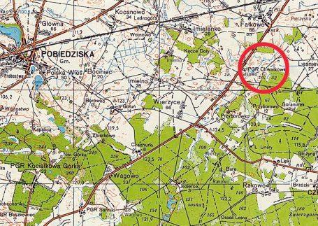 38 km od Poznania, przylegają do drogi wojewódzkiej nr 434 oraz do węzła drogi ekspresowej nr 5.