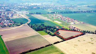 1300 m do centrum miasta i ok. 1000 m do jeziora Średzkiego. W sąsiedztwie jest nowo wybudowane osiedle domów jednorodzinnych.