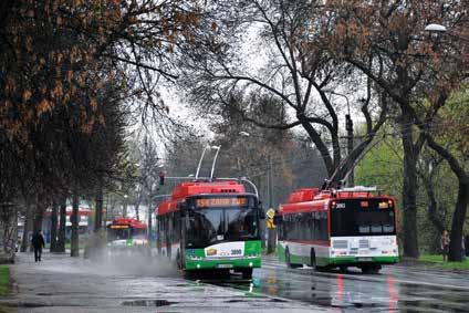 jazd naprzemiennie obsługuje linię trolejbusową (wówczas doładowuje baterie) i 2 linie autobusowe (pracuje na bateriach). Fot. 4. Trolejbusy Solaris Trollino 12 w Lublinie. Fot. K.