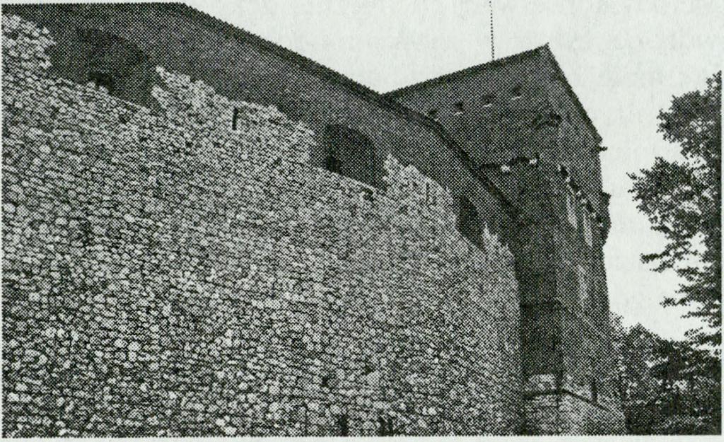 Linia obronna została częściowo zrekonstruowana, natomiast po zachodniej stronie wzgórza, wzdłuż elewacji pozostawionego skrzydła szpitala, odsłonięto jedynie koronę muru obronnego i nieznacznie ją