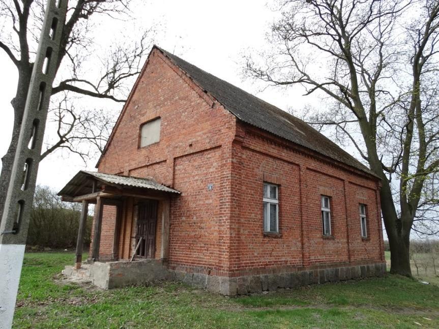 Działki posiadają bezpośredni dostęp do drogi publicznej, do których prowadzi droga asfaltowa. Otoczenie nieruchomości tereny rolne, zabudowa mieszkaniowa i siedliskowa.