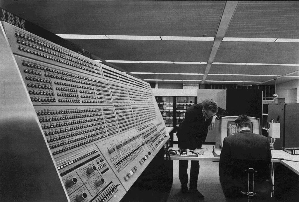 Architektury systemów The IBM 360 was a revolutionary advance in computer system architecture, enabling