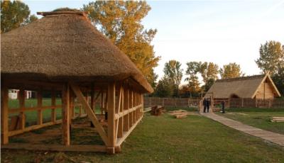 . Natomiast z Podlodowa pochodzi wyjątkowy pochówek, wysokiego rangą wojownika, wyposażonego m.in. w długi dwusieczny miecz pochodzący zapewne z płatnerskiego warsztatu w Cesarstwie Rzymskim.