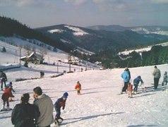 Szczyrku, zatrzymujemy się na 6 przystankach pośrednich. Jesteśmy na Białym Krzyżu. Jeżdzimy na nartach i snowboardzie do godz. 16:00.