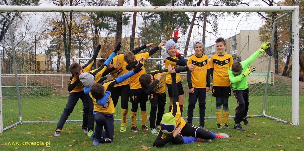 Grupa 2002/03 C Trener prowadzący-arkadiusz Sołowiej (do czerwca) Grupa ta składała się z zawodników nowych- nie zaawansowanych doskonaliła swoje umiejętności poprzez udział w meczach kontrolnych i