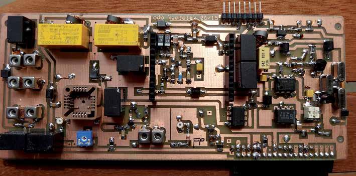 HOBBY Transceivery HF Płyta główna transceivera Rys. 3. Schemat filtrów pasmowych 80 i 40 m cane przez producenta. Wszystkie odgałęzienia DC posiadają kondensatory do masy i dławiki szeregowe.