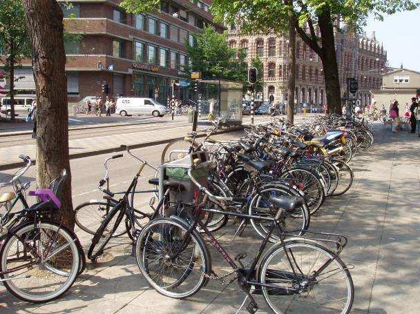 tramwajowych (system bike & ride ). Fot. 19. Wiedeń parking dla rowerów publicznych przy przystanku tramwajowym Fot. 20.