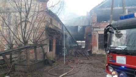 niebezpieczeństwo dla strażaków biorących udział w akcji.