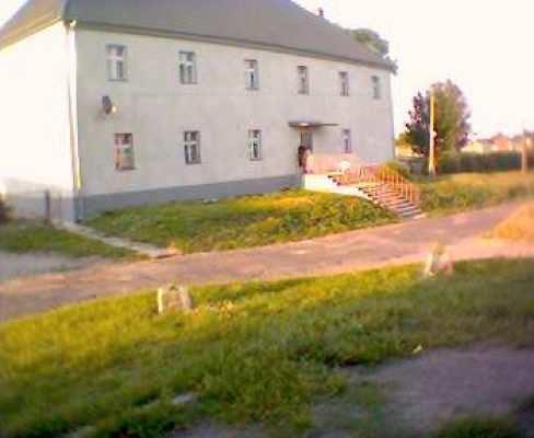 Przez teren sołectwa przebiegają drogi powiatowe: 1. 1420 O: Ucieszków Radoszowy; dł. w gminie 5,48 km (od 0+000 do 5+482 km); średnia szerokość jezdni 5 km; 2. 1419 O: Chrósty Dobrosławice; dł.